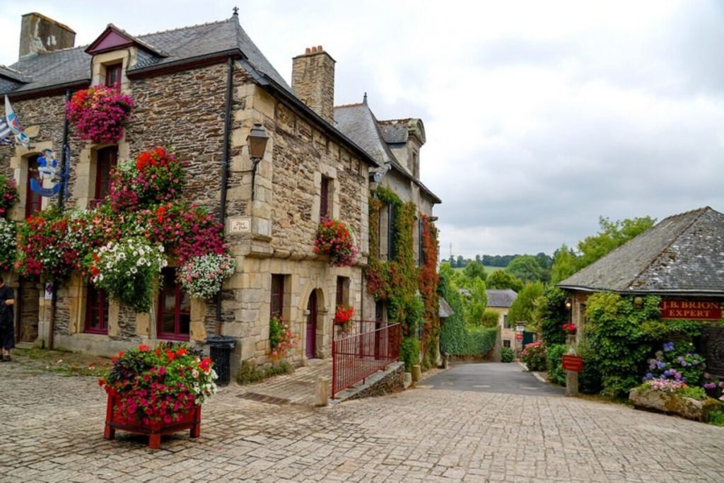 Le Morbihan révèle ce plus beau village de France, un joyau médiéval encore plus magique sous les lumières d’automne 