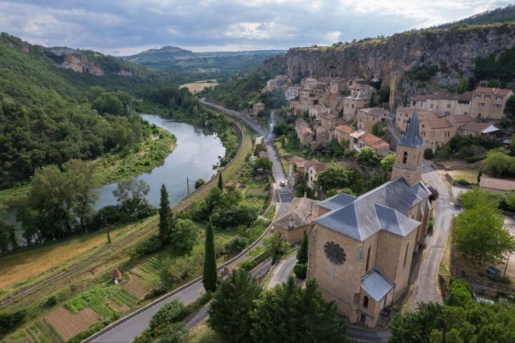 L’Aveyron abrite ce plus beau village de France, une forteresse troglodytique spectaculaire à l’arrière-saison 