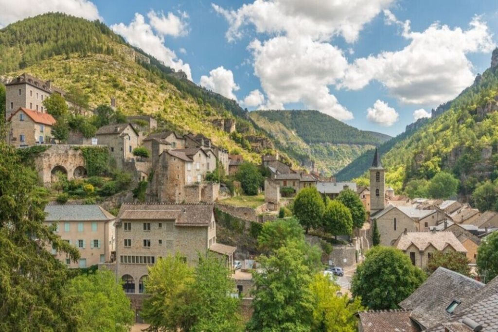 La Lozère vous invite dans ce plus beau village de France, un site grandiose au cœur des Gorges du Tarn en automne