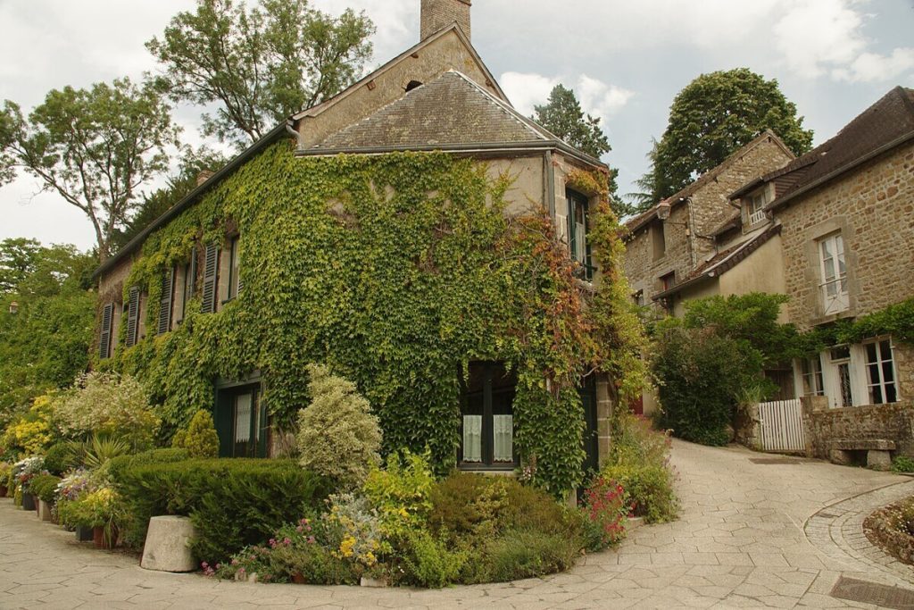 L’Orne dévoile ce plus beau village de France en Normandie, un refuge d’artistes au bord d’une rivière aux couleurs d’or