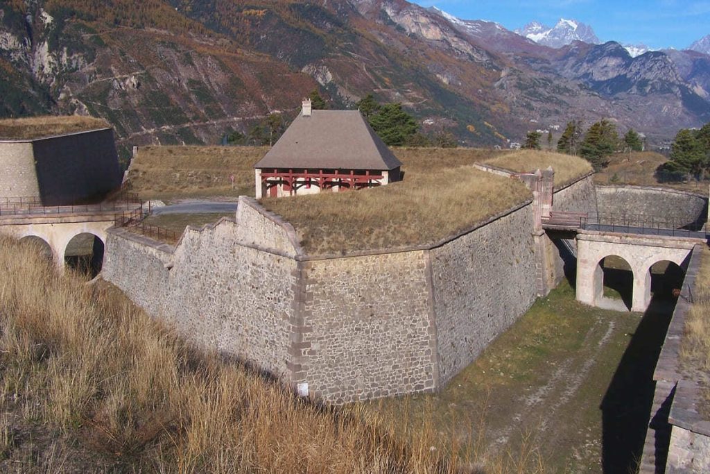 Ce village fortifié par Vauban est une étoile de pierre classée UNESCO, sublime sous la lumière de l’automne 