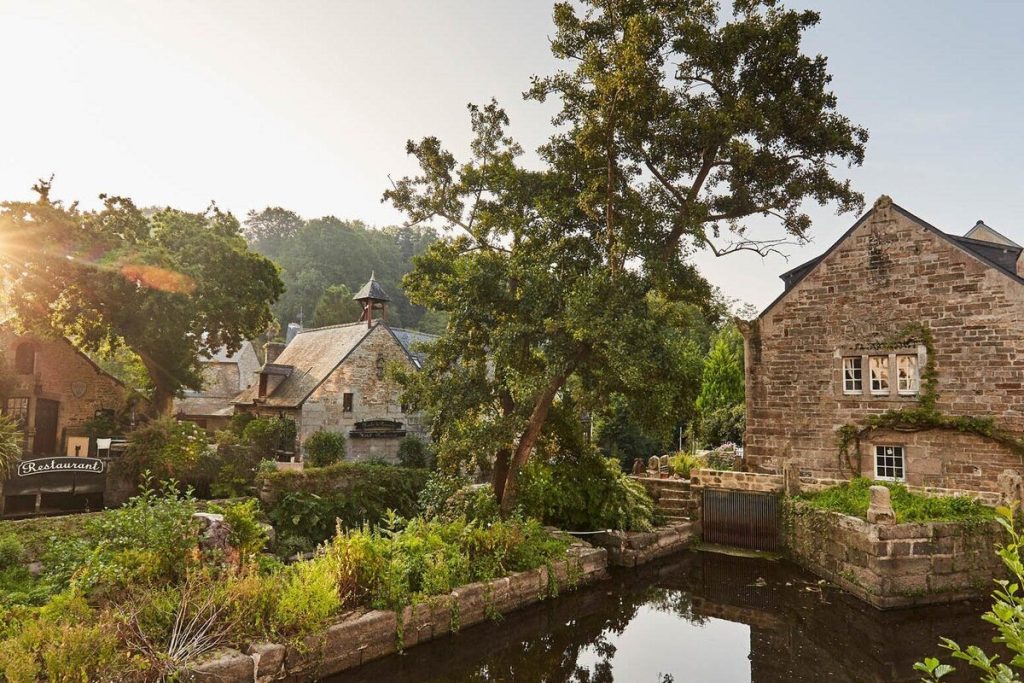 Oubliez Montmartre : ce village d&rsquo;artistes en Bretagne offre une lumière d&rsquo;automne unique sur les pas de Gauguin