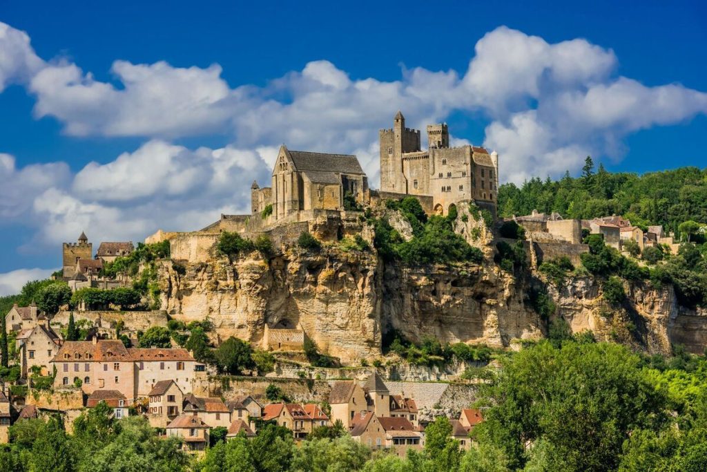 En Dordogne, ce plus beau village de France est dominé par sa forteresse, un panorama à couper le souffle sur la vallée en automne