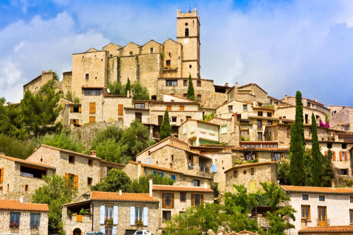 Au pied des Pyrénées, ce village catalan est le plus beau de France, un écrin de lumière pour l’arrière-saison