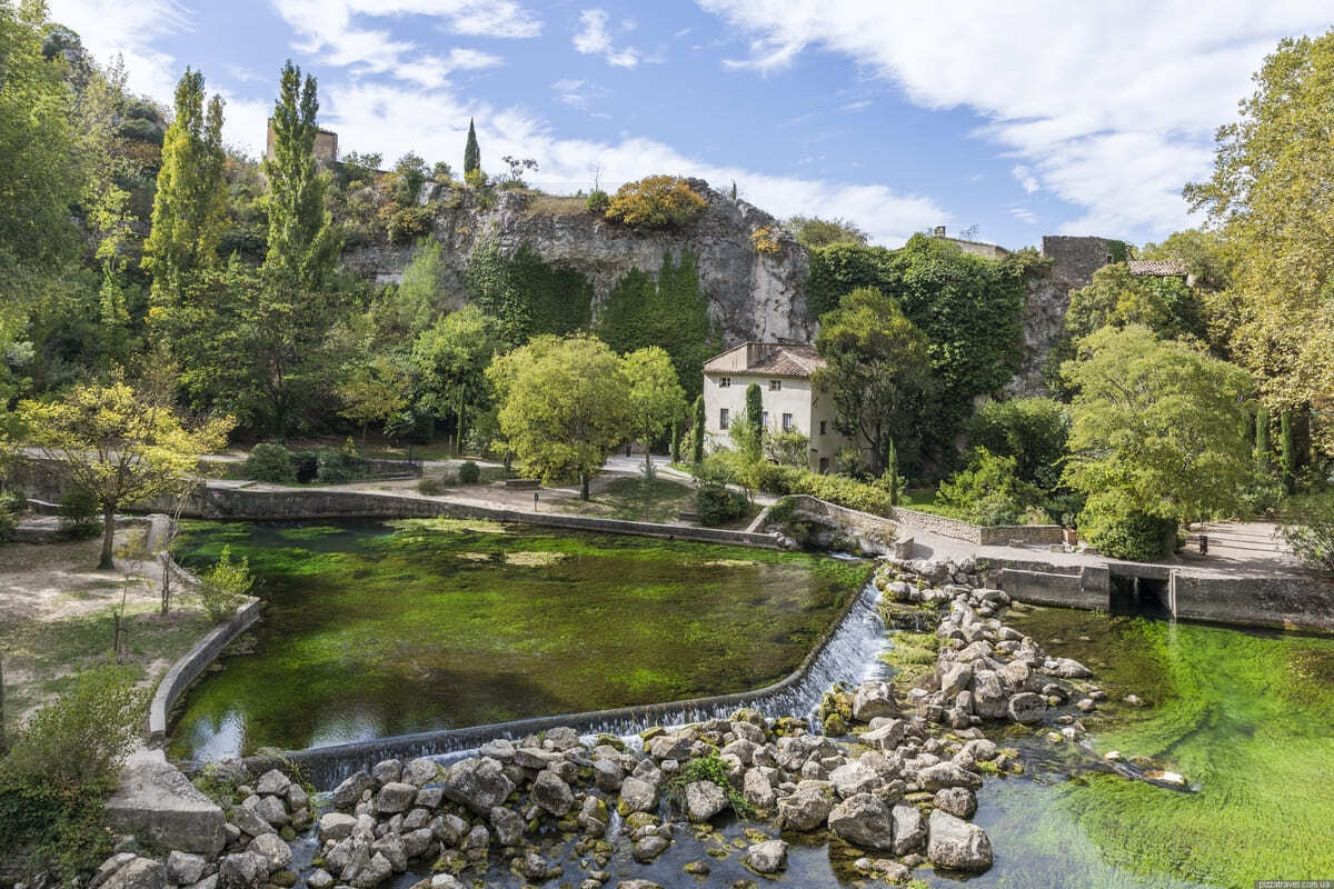 Ce village de Provence est célèbre pour sa source, mais son vrai trésor est la forêt qui l’entoure en automne