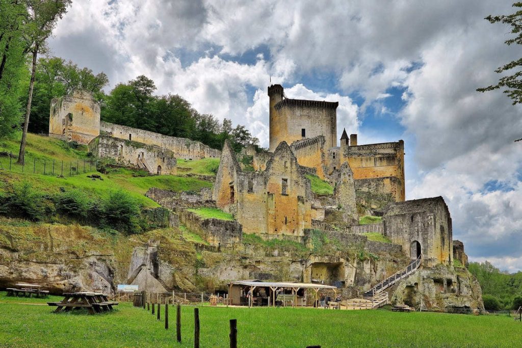 Ce château du Périgord, habité par la même famille depuis 8 siècles, se visite dans une ambiance plus intime en septembre 