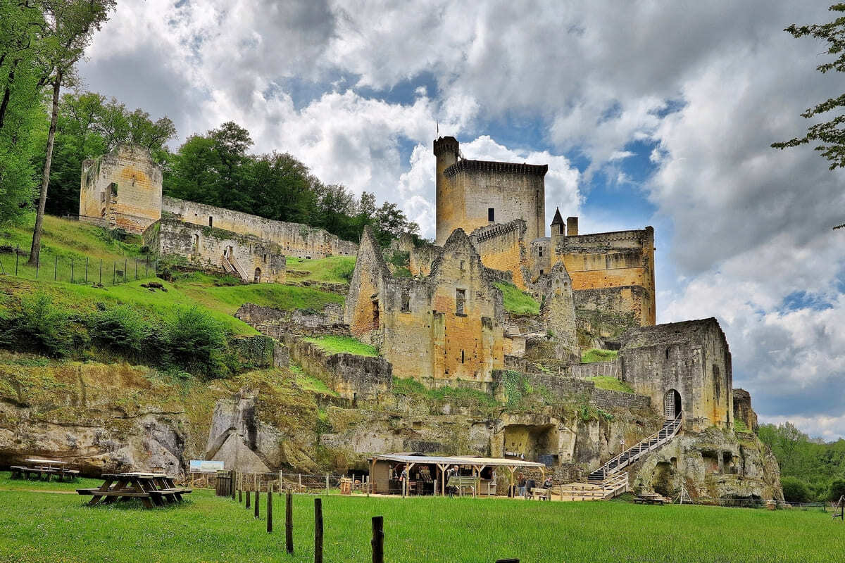 Ce château du Périgord, habité par la même famille depuis 8 siècles, se visite dans une ambiance plus intime en septembre