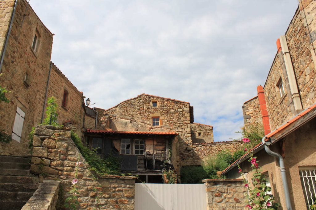 Le Puy-de-Dôme révèle un plus beau village de France, une forteresse perchée avec une vue imprenable sur la chaîne des Puys 