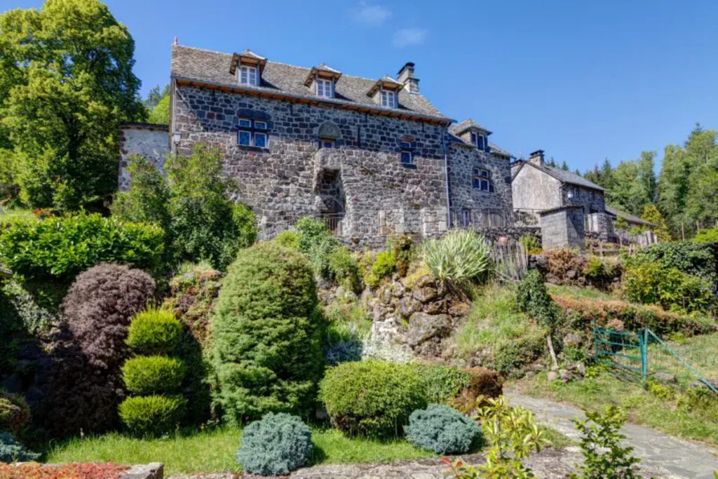Le Cantal révèle un plus beau village de France authentique, un joyau médiéval au cœur des monts d’Auvergne 