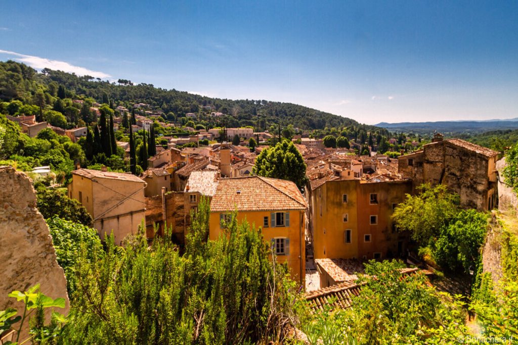 Le Var révèle ce plus beau village de France et sa cascade qui coule au cœur du village 