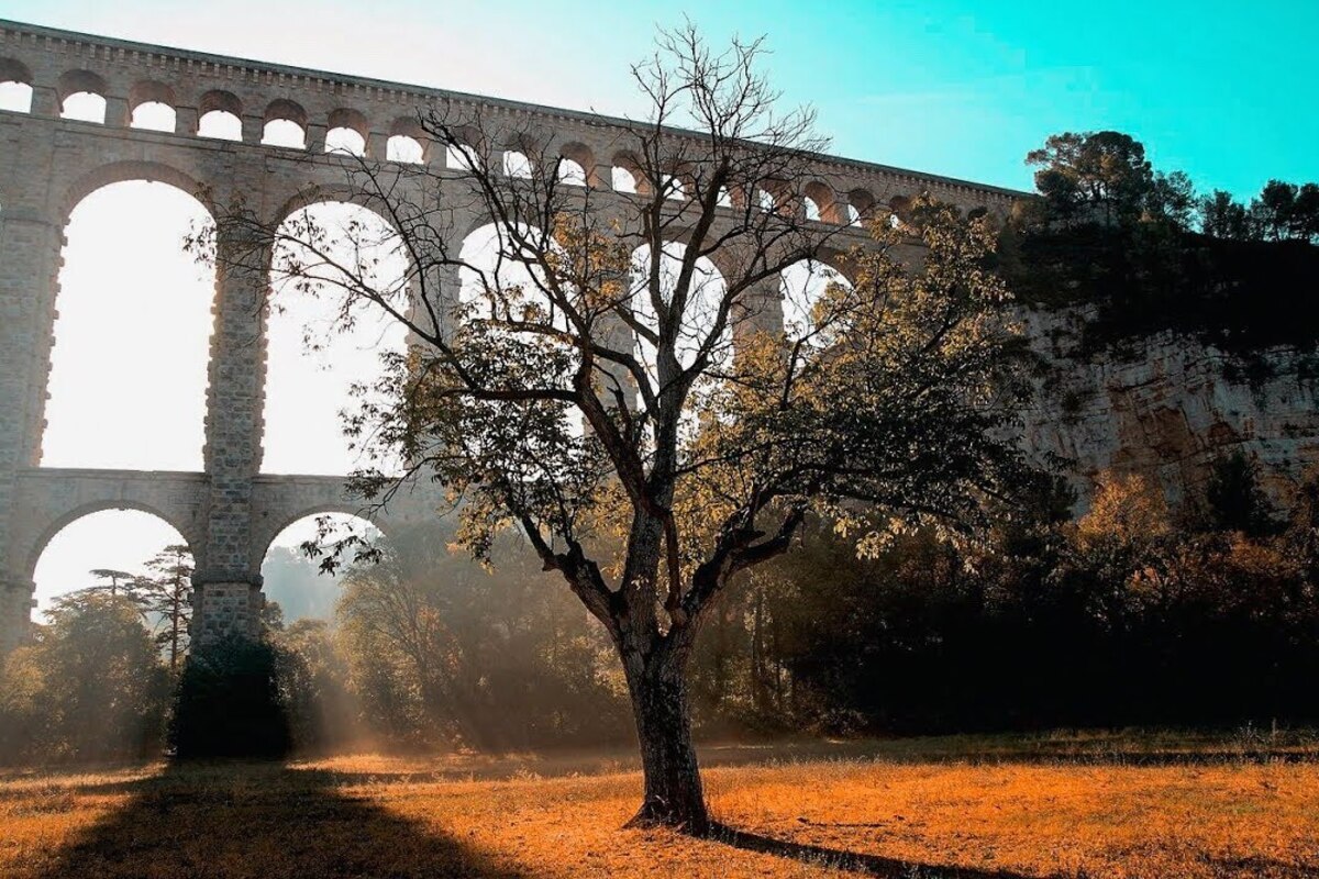 Oubliez le pont du Gard : cet aqueduc romain moins connu est une merveille d’ingénierie au cœur des vignes en vendanges