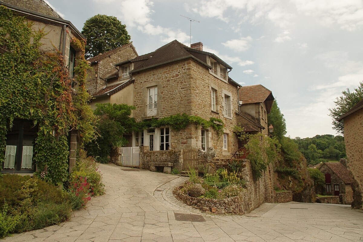 L’Orne cache ce plus beau village de France en Normandie, un village de caractère au bord de la Sarthe