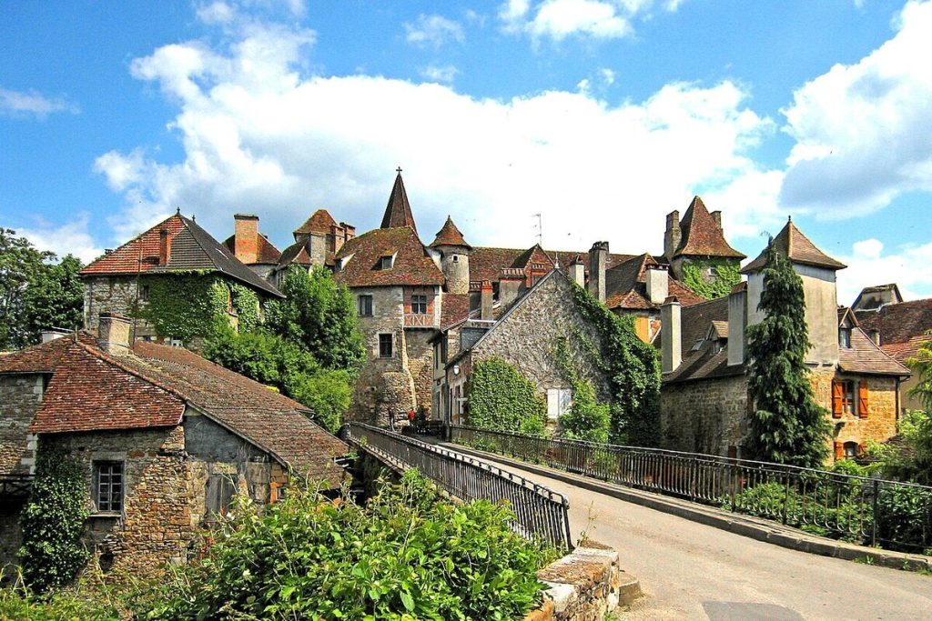 Ce village du Lot au bord de la Dordogne est un des plus beaux villages de France 