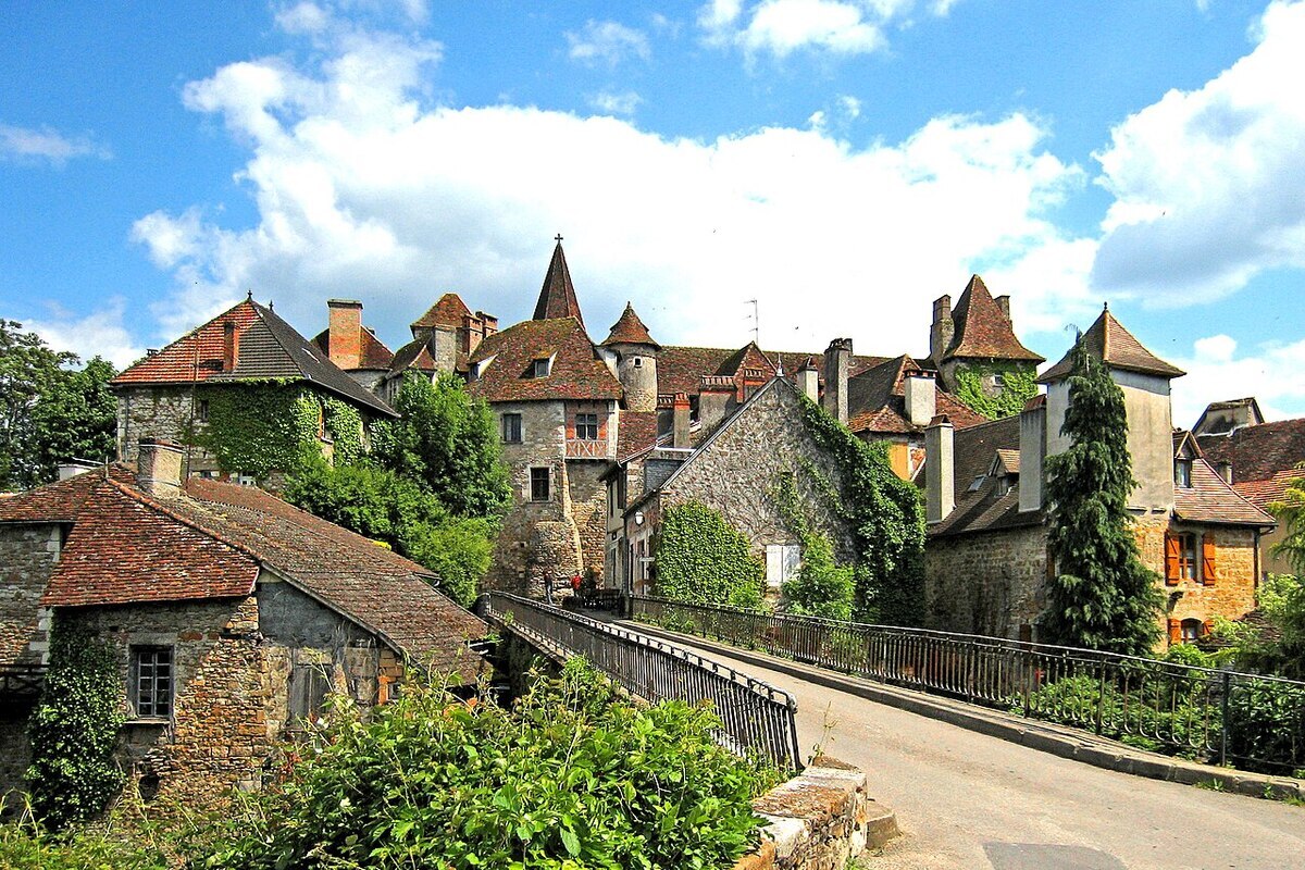 Ce village du Lot au bord de la Dordogne est un des plus beaux villages de Franceย