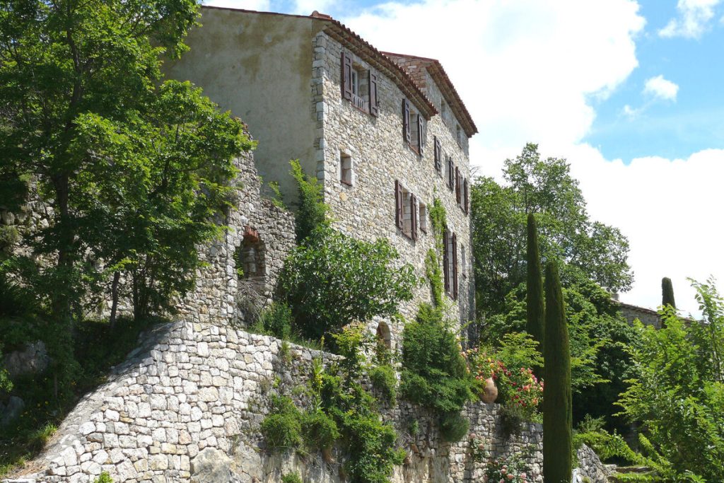 Dans le Var, ce village perché est l’un des plus beaux de France, un écrin provençal secret 