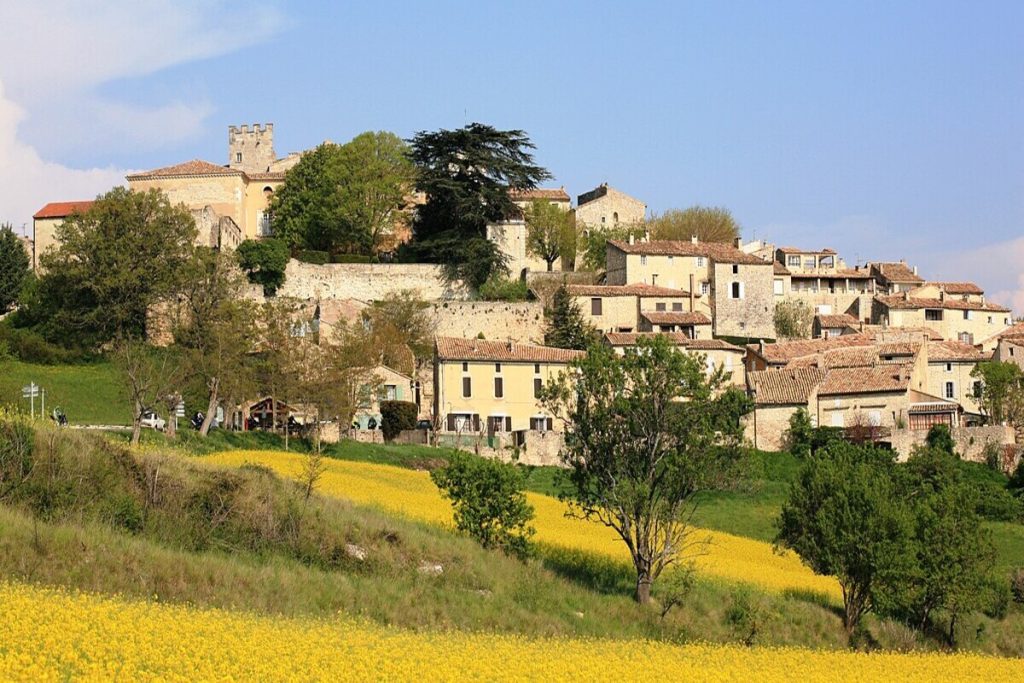 Le village perché du Luberon que les touristes ignorent et où les locaux vont pour être tranquilles
