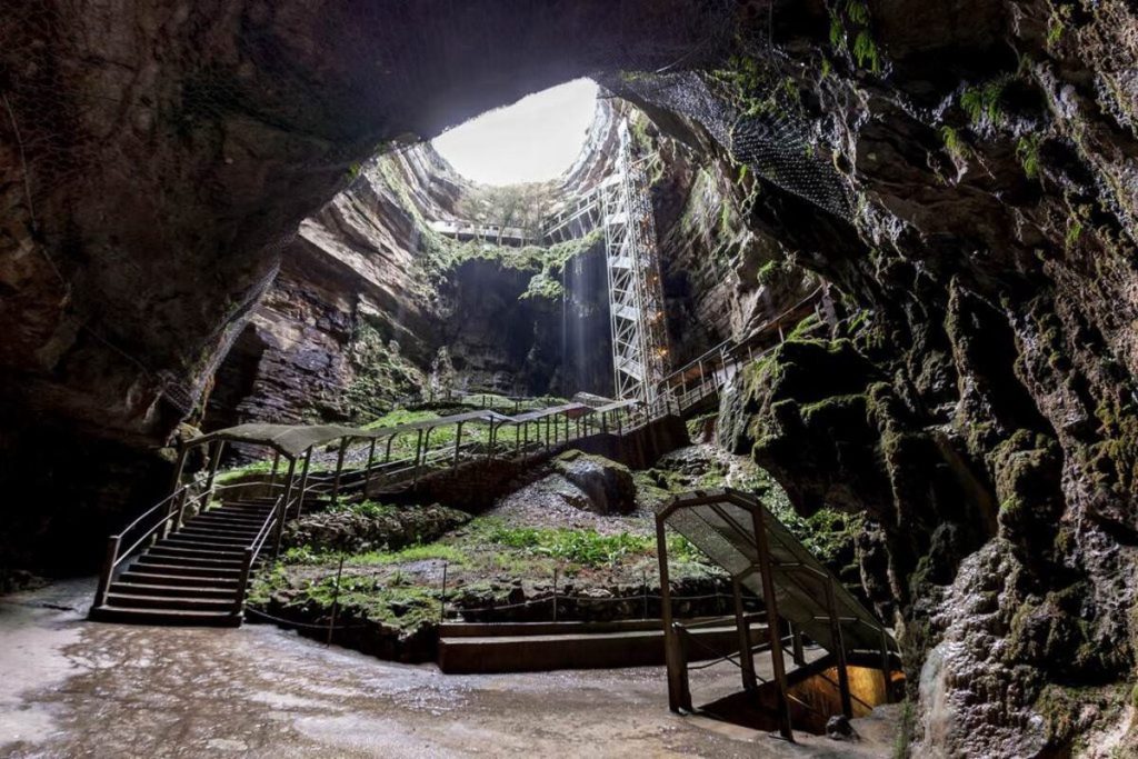 Ce village du Périgord cache un gouffre spectaculaire qui vous plonge au centre de la Terre 