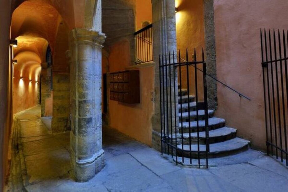 Le secret des traboules de Lyon : un réseau de passages cachés pour traverser la ville sans jamais voir la rue