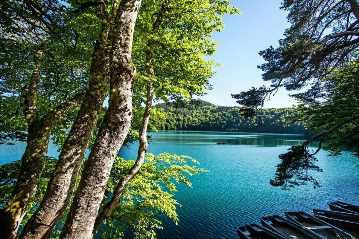 La légende de ce lac d’Auvergne raconte qu’il est né des larmes d’une fée