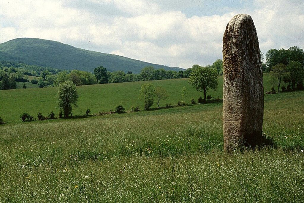 Ce village du Tarn cache des statues-menhirs mystérieuses, plus anciennes que les pyramides d’Égypte