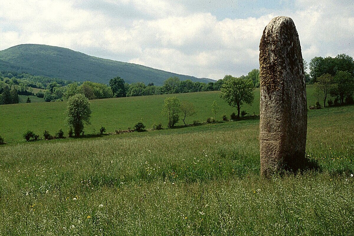 Ce village du Tarn cache des statues-menhirs mystérieuses, plus anciennes que les pyramides d’Égypte