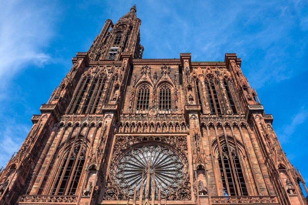 Personne ne le sait, mais la cathédrale de Strasbourg cache une horloge astronomique aux automates fascinants