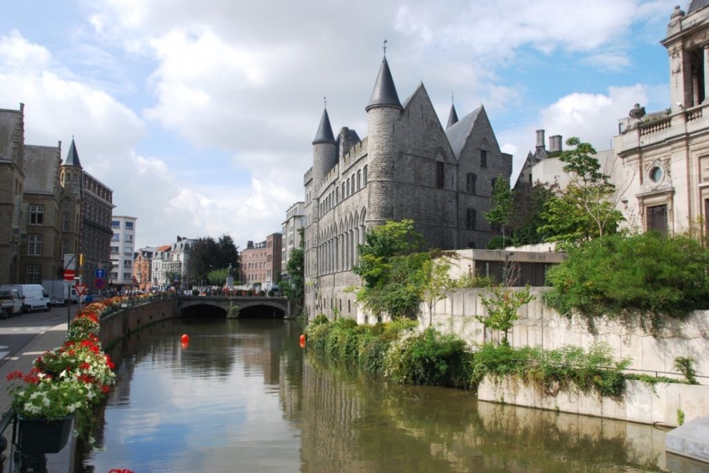 Oubliez Amsterdam : cette ville belge est un joyau de canaux et d’architecture médiévale, plus proche et moins chère 
