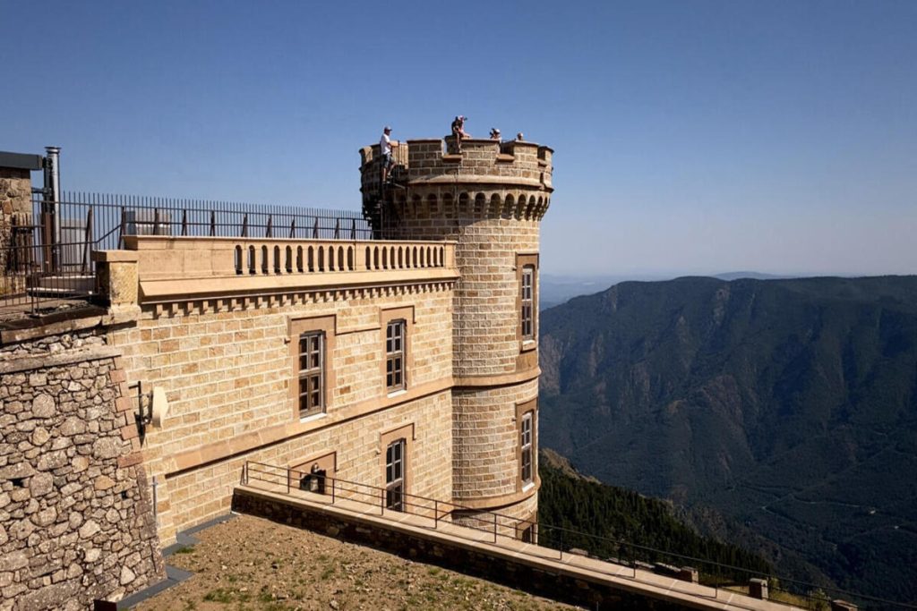 Oubliez le Mont-Blanc : le Mont Aigoual offre un panorama sur 1/4 de la France, des Alpes aux Pyrénées
