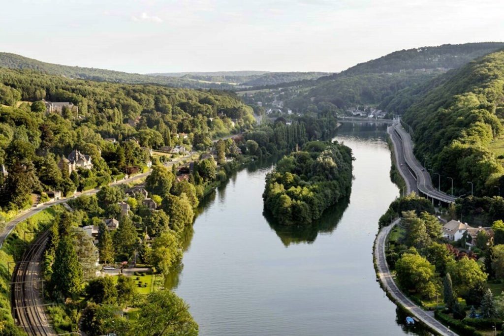Oubliez les fjords de Norvège : la vallée de la Meuse en Ardenne offre des paysages tout aussi grandioses et encaissés