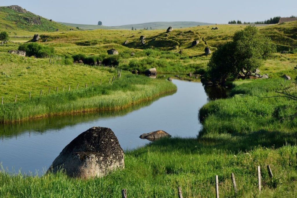 Oubliez les volcans d&rsquo;Auvergne : le plateau de l&rsquo;Aubrac est une immensité sauvage qui vous transporte en Mongolie