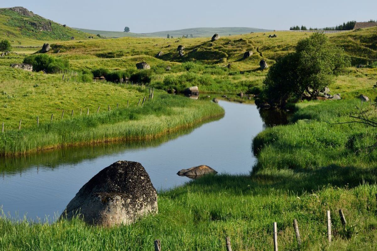 Oubliez les volcans d’Auvergne : le plateau de l’Aubrac est une immensité sauvage qui vous transporte en Mongolie