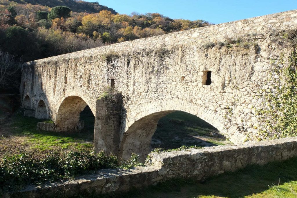 Oubliez le Pont du Gard : cet aqueduc romain moins connu est une merveille d’ingénierie en pleine nature