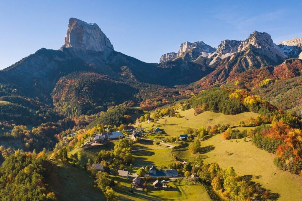 Oubliez les Cévennes : le Vercors offre des routes vertigineuses et des plateaux calcaires spectaculaires