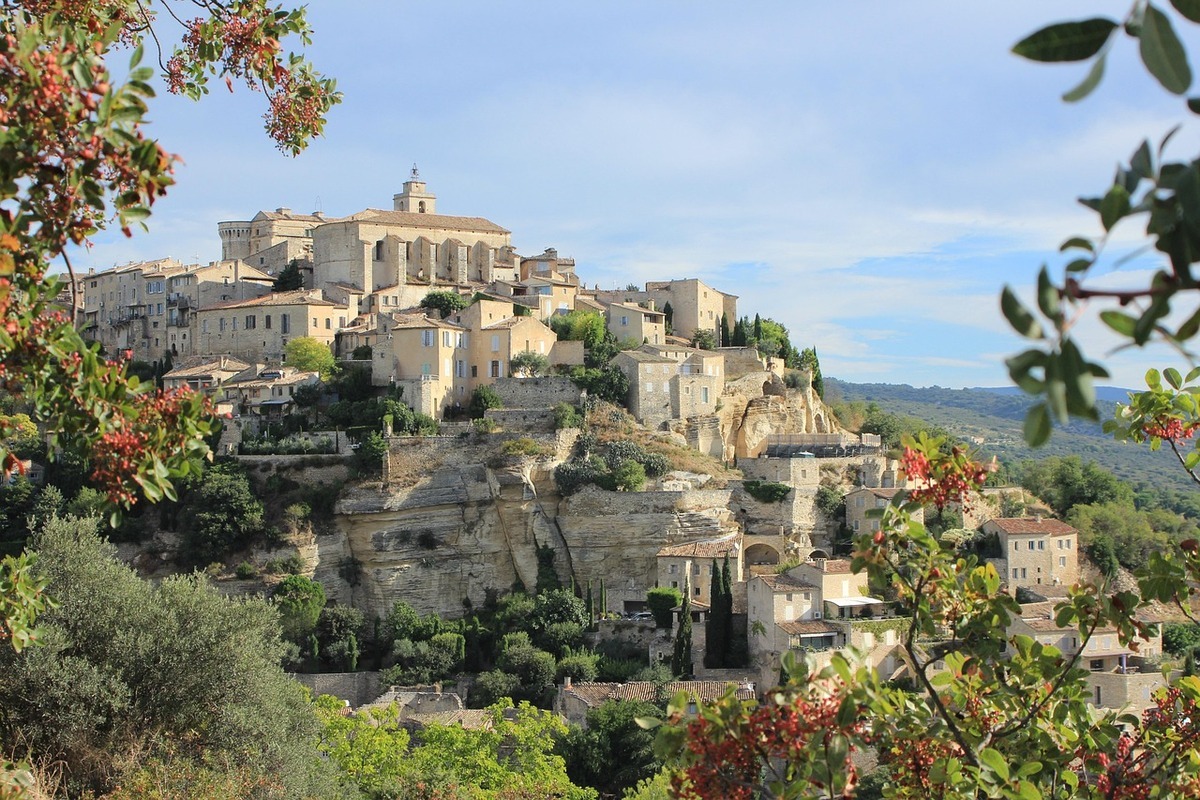 Ce village du Vaucluse abrite un « village des bories », des cabanes en pierre sèche au charme rustique et intemporel