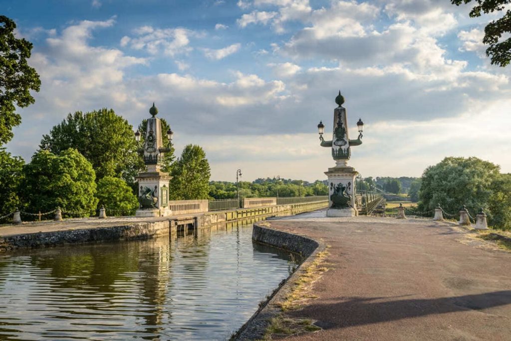 Ce village du Loiret abrite un pont-canal spectaculaire où les bateaux enjambent la Loire, un ouvrage d’art unique