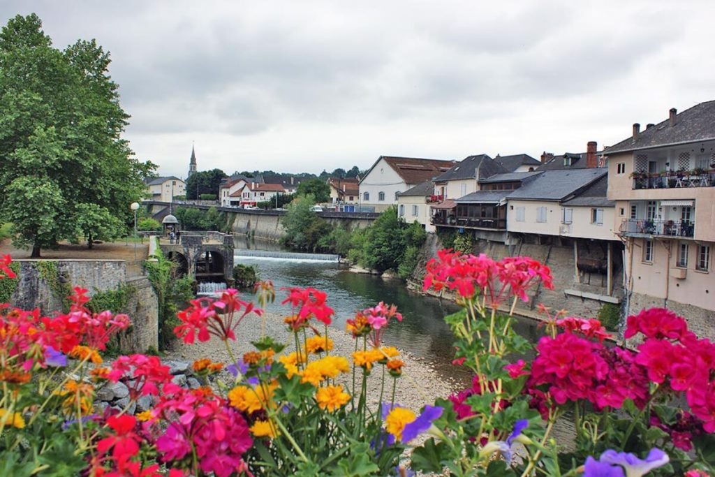 À 1h de Bayonne, ce village basque est le berceau de l’espadrille, une visite artisanale et authentique à faire cet automne