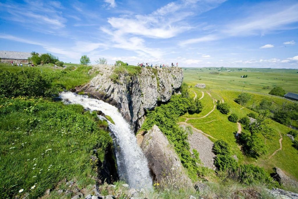 Ce village de la Lozère est le point de départ d’une randonnée vers des cascades en tuf, un spectacle naturel féerique 