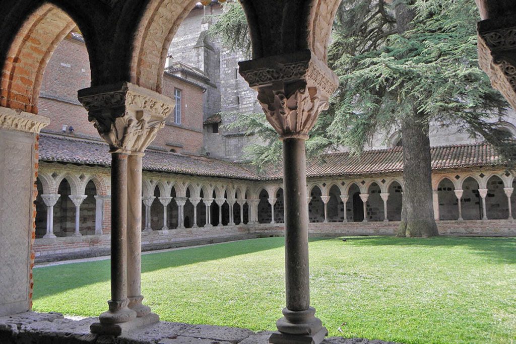 Ce village du Tarn-et-Garonne, avec son abbaye classée UNESCO, est une halte spirituelle et culturelle majeure cet automne