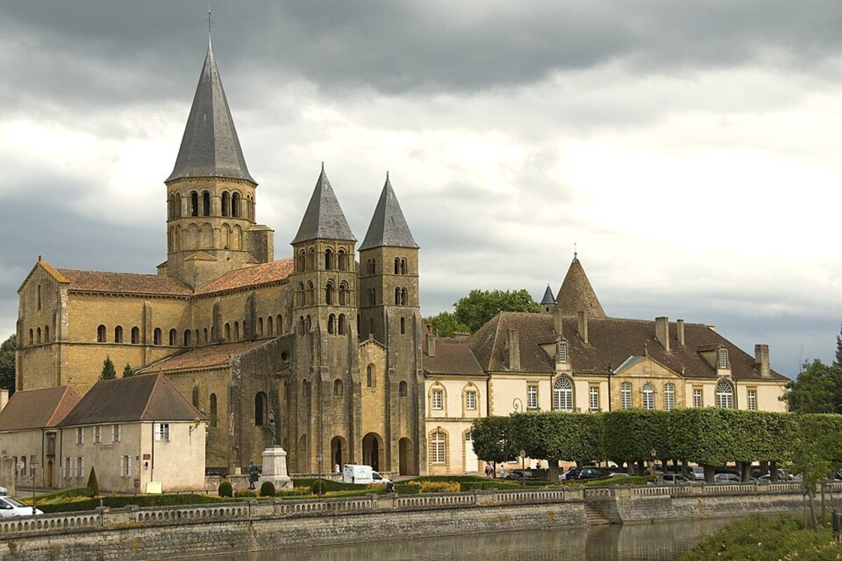 Ce village de la Saône-et-Loire abrite une basilique romane spectaculaire, un chef-d’œuvre de l’art clunisien