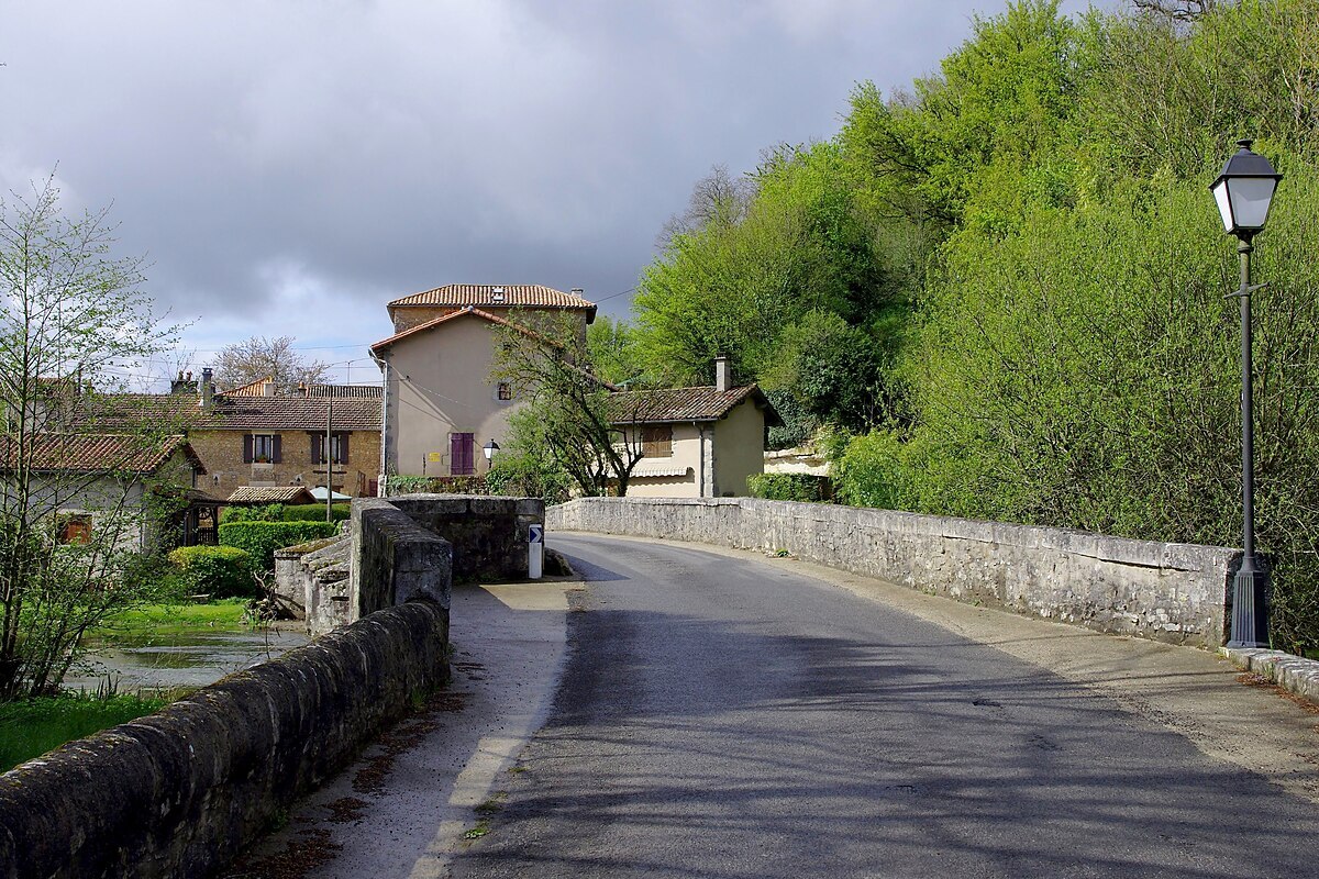 Ce village de la Vienne est célèbre pour sa vallée des singes, une promenade au milieu de primates en liberté, une sortie insolite
