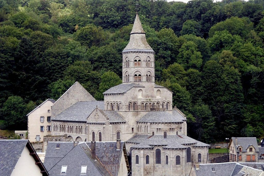 Ce joyau de l’art roman en Auvergne est encore plus impressionnant dans la quiétude et les couleurs de l’automne