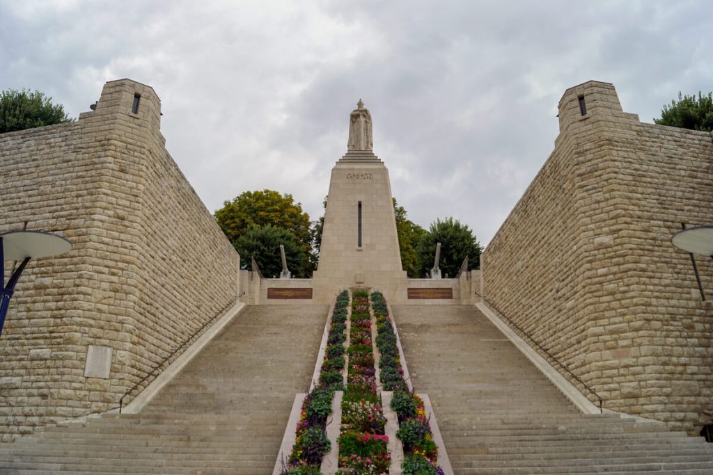 Pourquoi cette petite ville de la Meuse est-elle la capitale mondiale de la dragée, une confiserie inventée pour le baptême des rois ? 