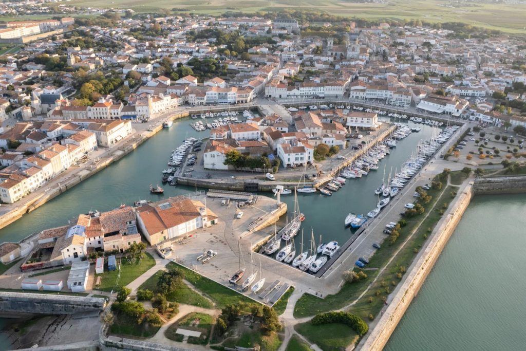Ce village de la Charente-Maritime abrite une citadelle conçue par Vauban, une forteresse imprenable au bord de l&rsquo;océan