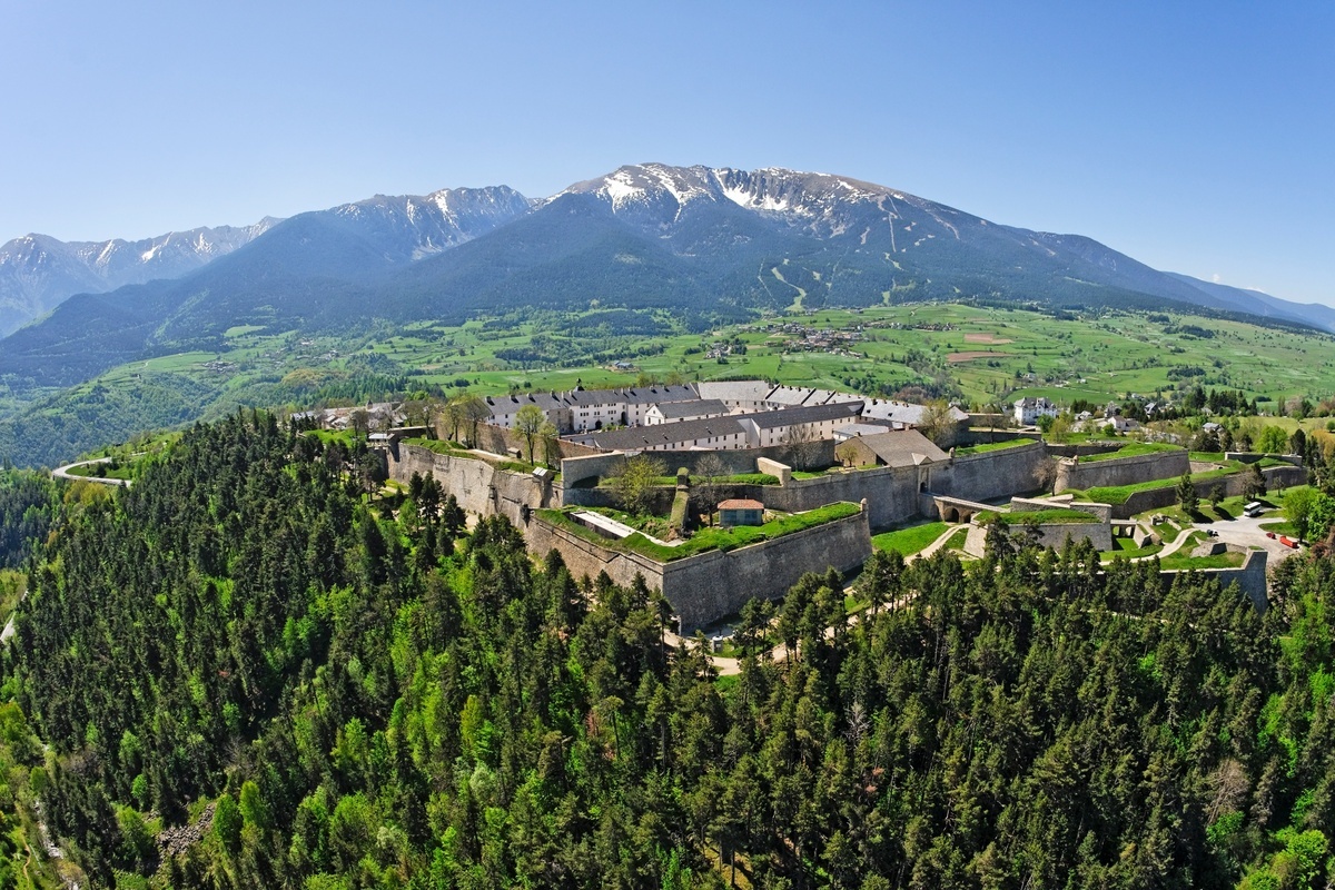 Cette citadelle méconnue des Pyrénées, conçue par Vauban, offre des vues à 360° sur des montagnes aux couleurs de feu