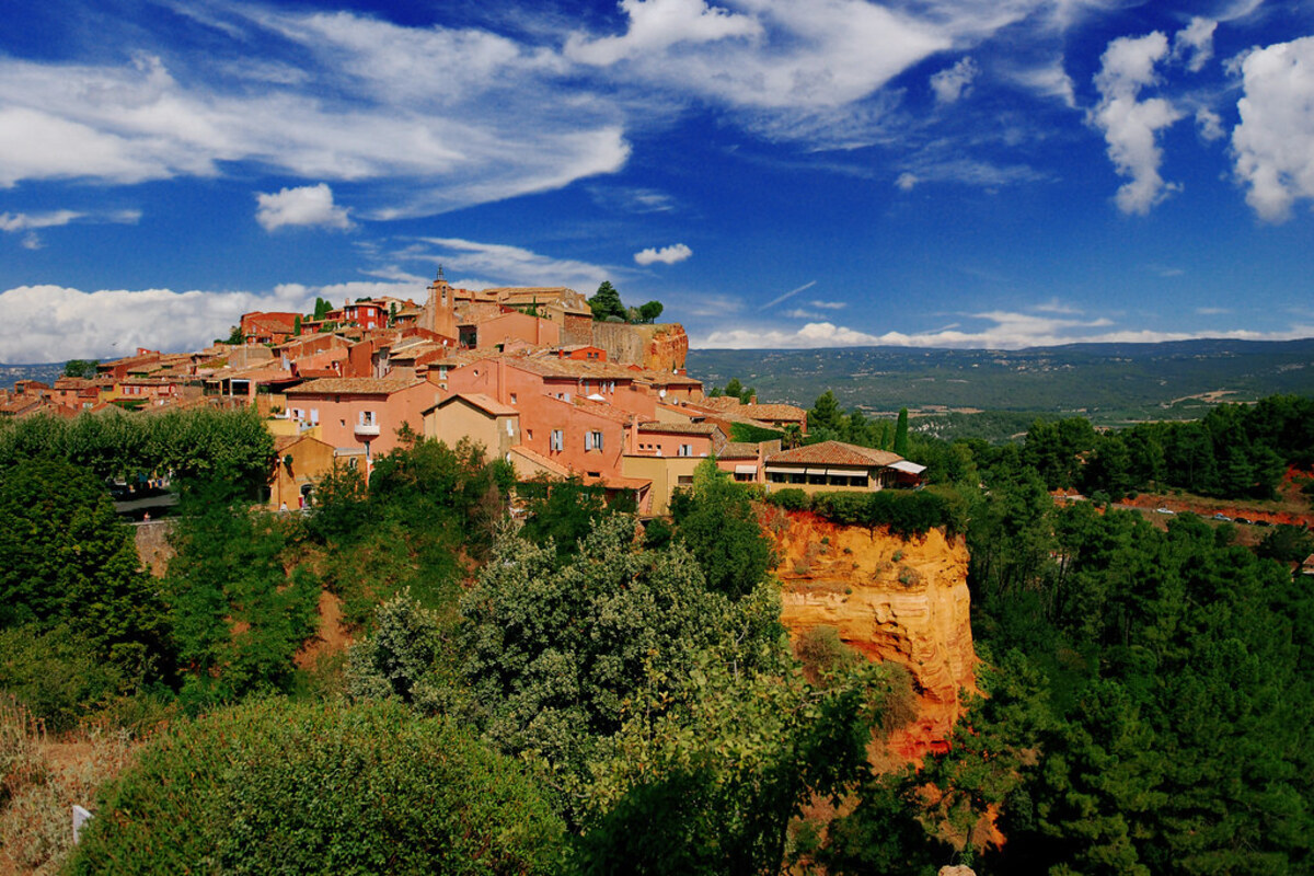 Pourquoi ce village du Luberon, aux couleurs ocre, est-il surnommé le « Colorado provençal » par les Américains ?