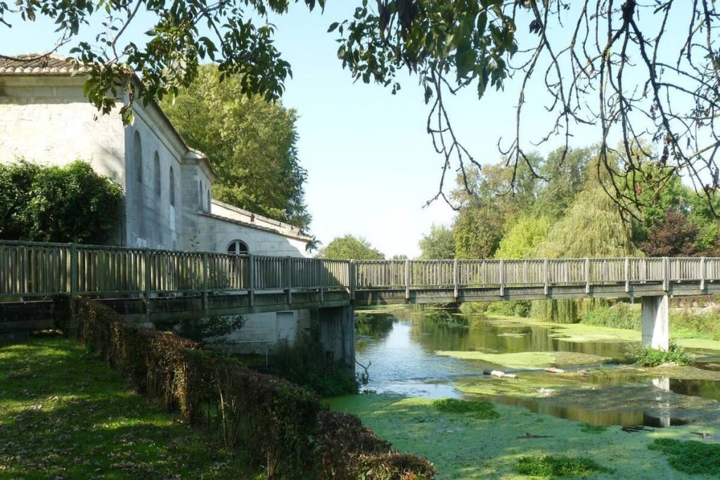 Ce village de la Charente est célèbre pour son papier, un savoir-faire artisanal qui a fait la renommée de la région
