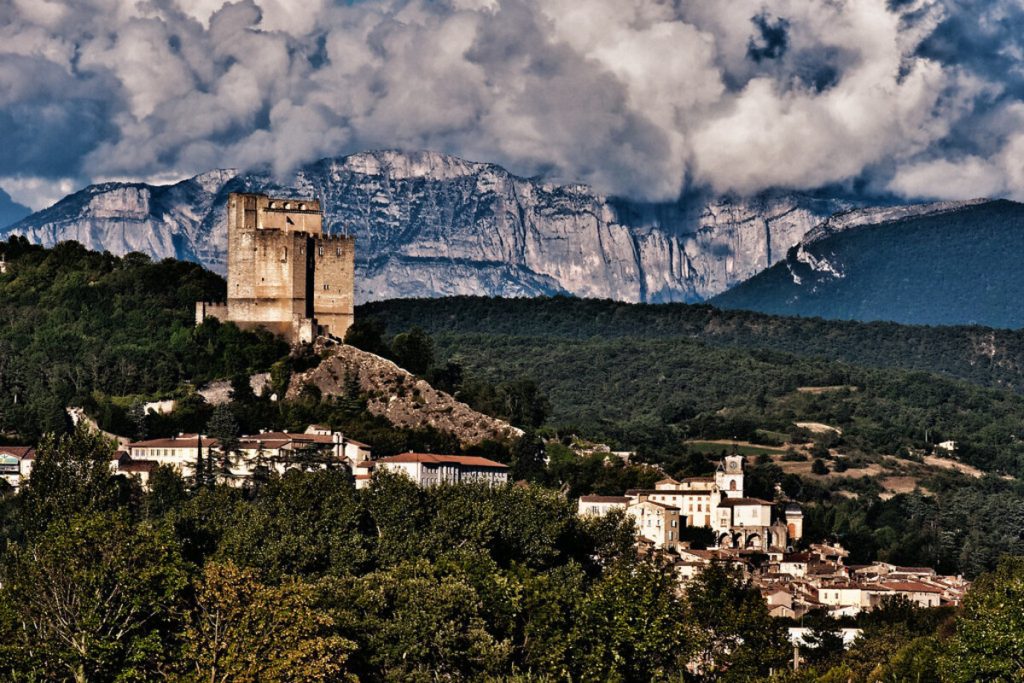 Ce village de la Drôme abrite une tour de 45 mètres de haut, vestige d&rsquo;un palais médiéval, offrant une vue panoramique 