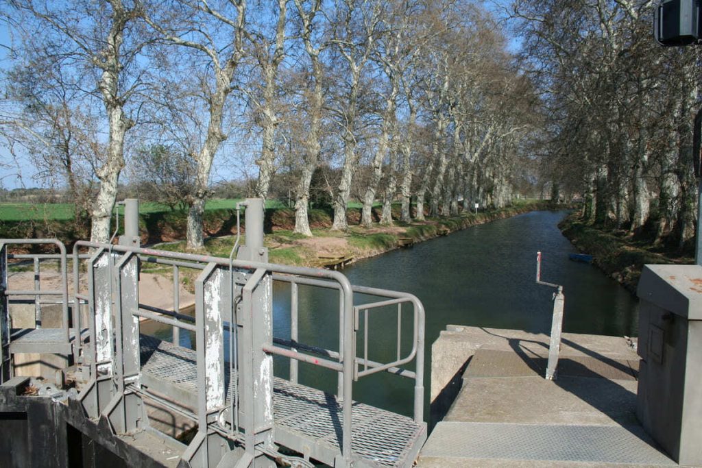 Ce village de l’Hérault est construit autour d’une écluse ronde sur le Canal du Midi, une curiosité d’ingénierie fluviale 