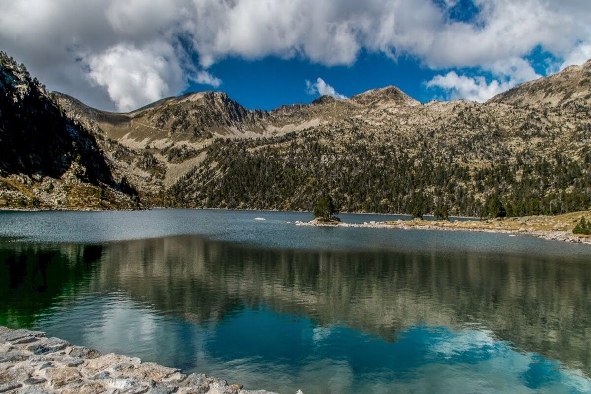 Oubliez les Alpes pour la randonnée : ce massif des Pyrénées offre des couleurs d’automne et des lacs grandioses