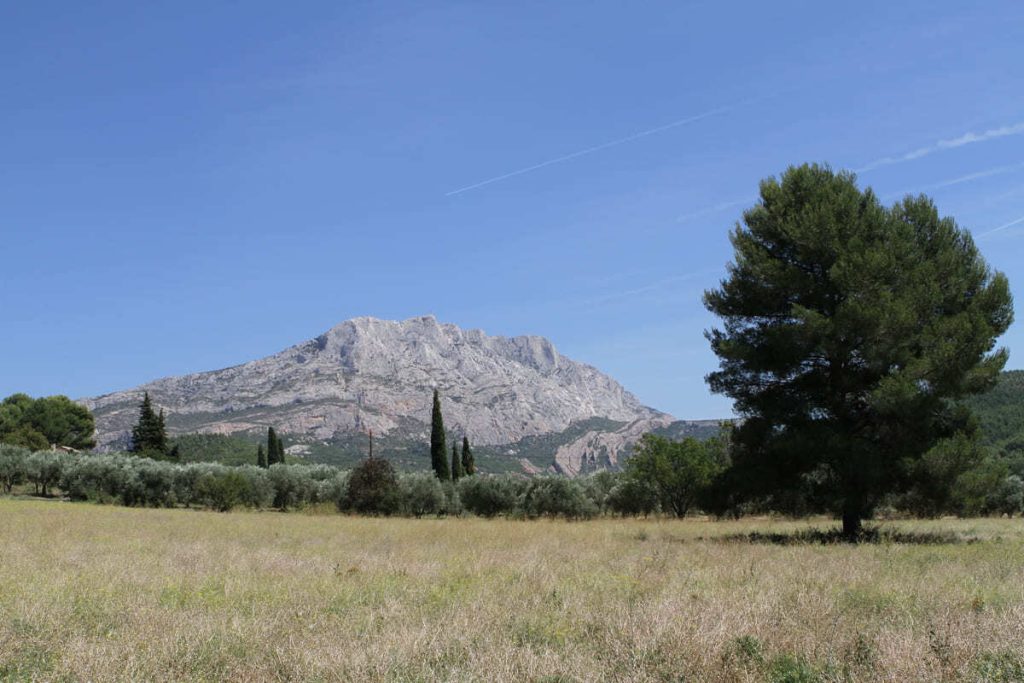 À 1h de Marseille, cette randonnée facile vous mène à la montagne préférée de Cézanne, sublime en automne